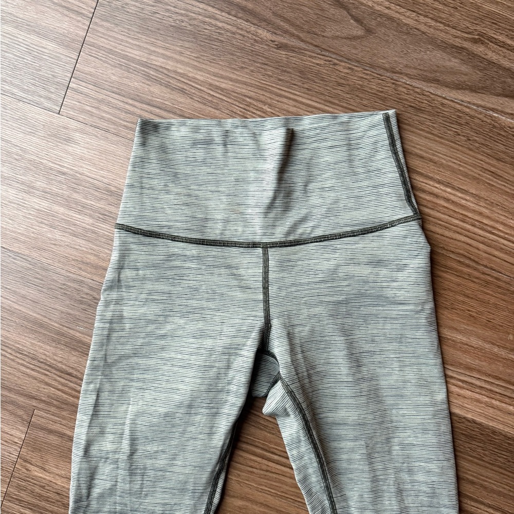 lululemon wunder under size 4
women’s grey leggings